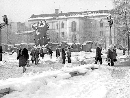 Zima stulecia. Stary Rynek, fot. Zdzisław Krakowiak (z zasobów (APB) - archiwum Państwowego w Bydgoszczy)